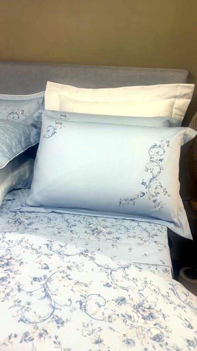 Travesseiros e roupa de cama empilhados, linha de cama mesa e banho