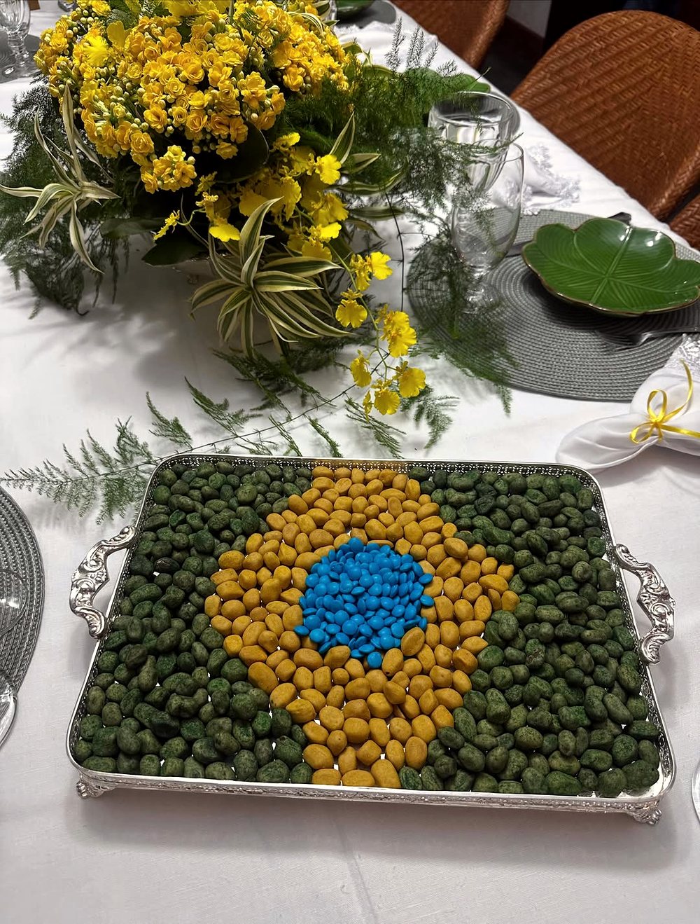 Mesa decorada para receber a família e os amigos