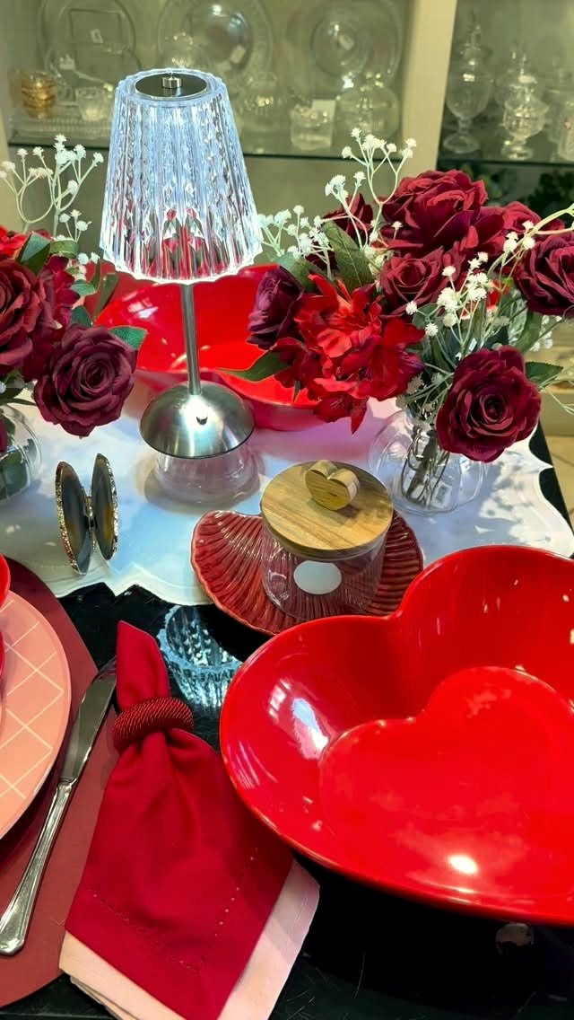 Mesa romântica decorada com rosas e velas para celebração