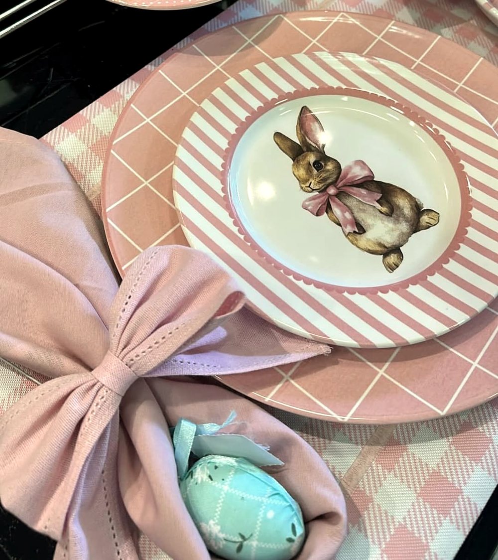 Mesa decorada para data especial com louças temáticas