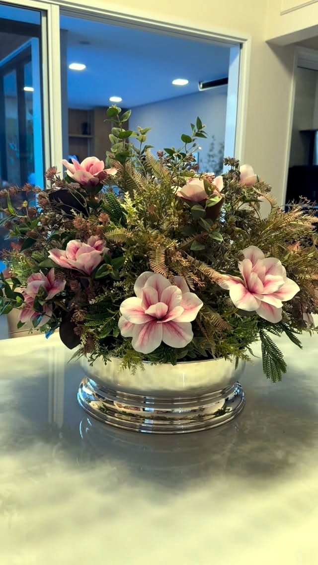 Arranjo de flores em peça de prata, símbolo do cuidado atemporal da Mati Taperê